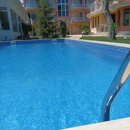 Sunny House & Pool Maison d'hôtes